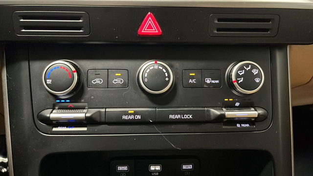 2024 Kia Carnival LX